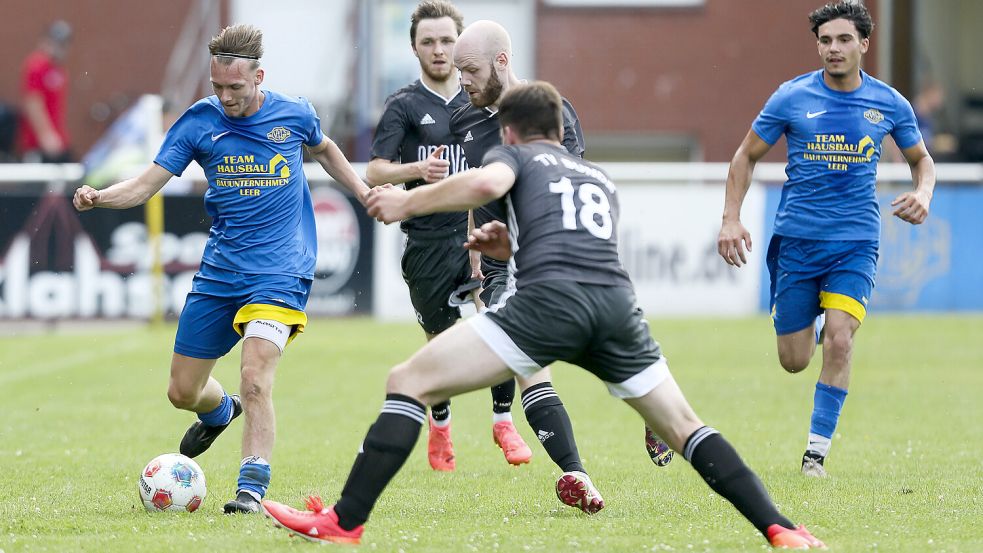 Der VfL Germania Leer (blaue Trikots) empfängt am Samstag den TV Bunde (dunkle Trikots). Es ist bereits das fünfte Duell der beiden Bezirksligisten in dieser Saison. Im Ostfriesland-Cup gab es ein 1:1, im Bezirkspokal einen Leeraner 4:1-Sieg, im Liga-Hinspiel ein 1:0 für Leer und im Hallen-Kreismeisterschafts-Halbfinale gewann Bunde nach Siebenmeterschießen. Foto: Jens Doden, Emden