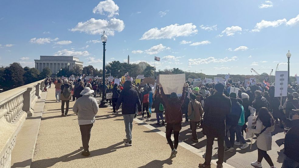Die Demonstranten marschieren von der Memorial Bridge bis zum Washington Monument. Foto: Anna Ringle
