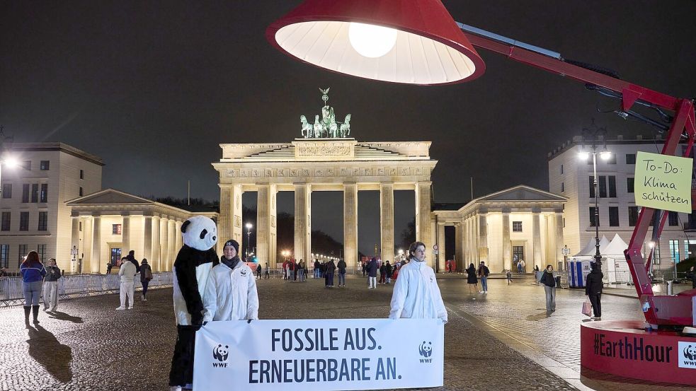 Auch am Brandenburger Tor gingen die Lichter aus. Der WWF wirbt auch dafür, privat Energie zu sparen. Daher wurde eine übergroße Schreibtischlampe aufgebaut und ausgemacht. Foto: Annette Riedl