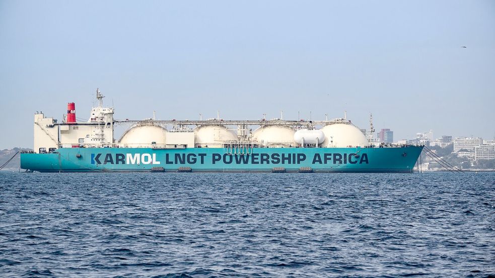 Gas-Frachter vor Dakar an der Küste von Senegal: LNG aus Afrika spielt eine wachsende Rolle. (Archivbild) Foto: Bernd von Jutrczenka