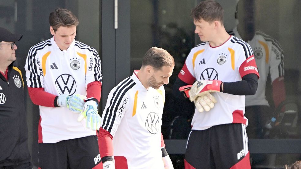 Oliver Baumann (m.) ist die Nummer eins im DFB-Tor vor Alexander Nübel (r.). (Archivbild) Foto: Federico Gambarini
