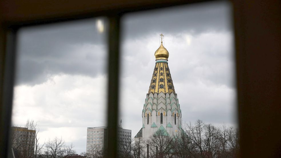 Dunkle Wolken und Schauer bestimmen den Wochenbeginn. (Symbolbild) Foto: Jan Woitas