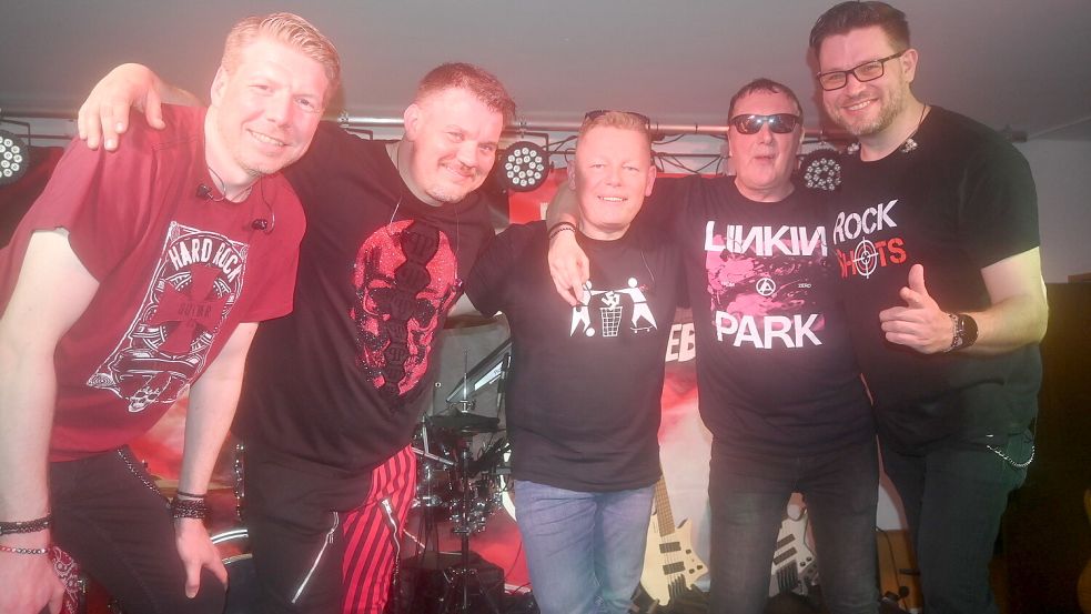 Die Heseler Band RockShots sorgte in Plümers Gaststätte für Hochstimmung unter den Besuchern. Das Foto zeigt (von links) Marco Harms, Christian Lawatsch, Heiner Saliger, Hans Jürgen Blank und Sebastian Schmalz. Foto: Holger Weers