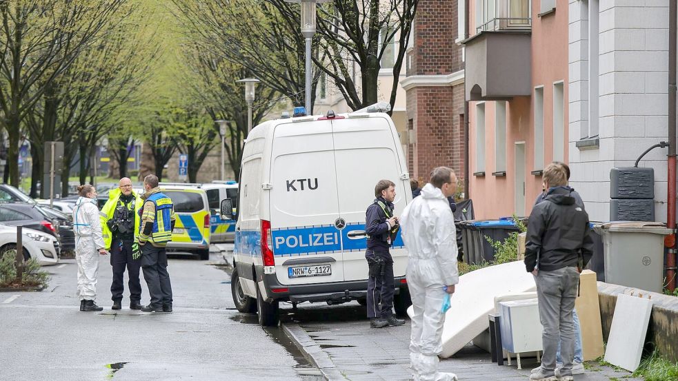 Polizeibeamte vor dem Mehrfamilienhaus der Familie in Witten. Mutter und Tochter sind weiterhin im Krankenhaus. Foto: Christoph Reichwein