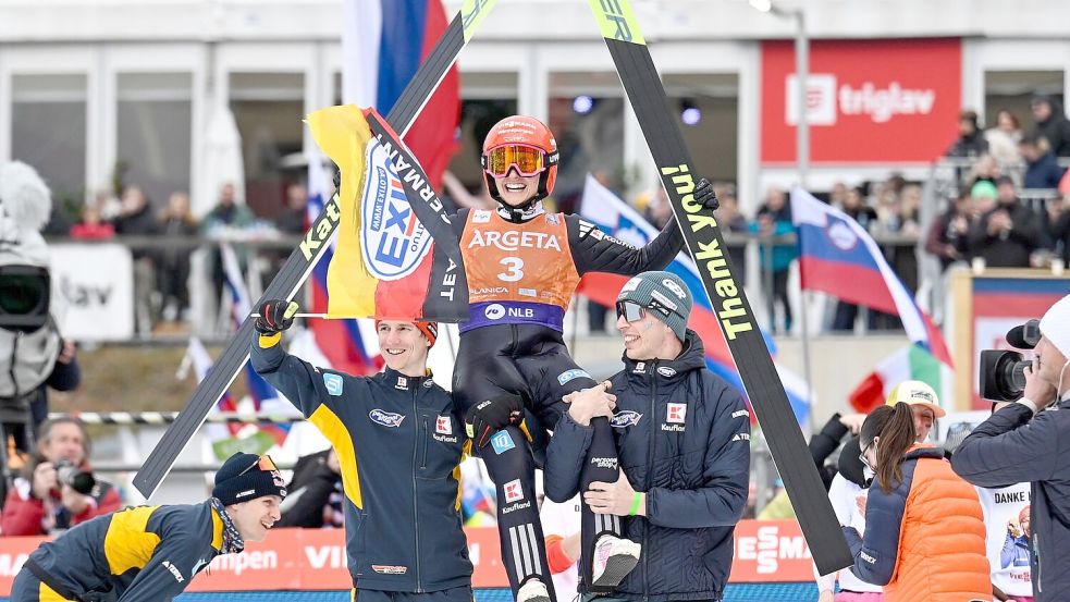 Katharina Schmid ließ sich nach dem letzten Sprung ihrer Karriere feiern. Foto: Nik Erik Neubauer