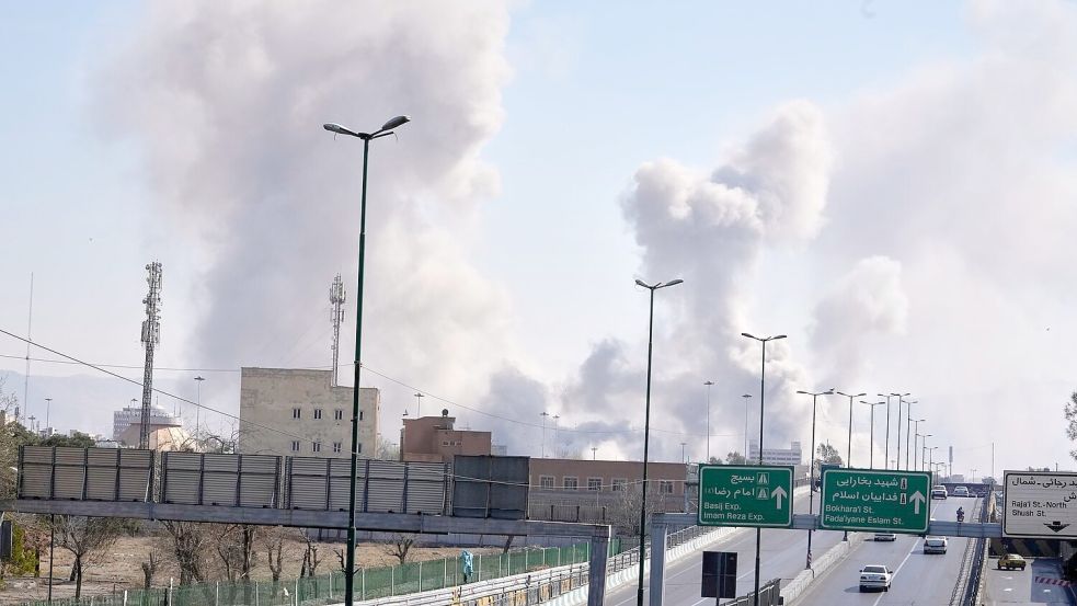 Die USA und Israel setzen ihre Angriffe fort. Foto: Vahid Salemi/AP/dpa