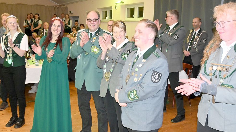 Freudestrahlend und mit verschränkten Armen nahm Lars Wiepkes vom Schützenverein Glansdorf auf dem Kreiskönigsball die Glückwünsche seiner Konkurrenten und Konkurrentinnen als neuer Kreiskönig auf dem Kreiskönigsball entgegen. Fotos: Holger Weers