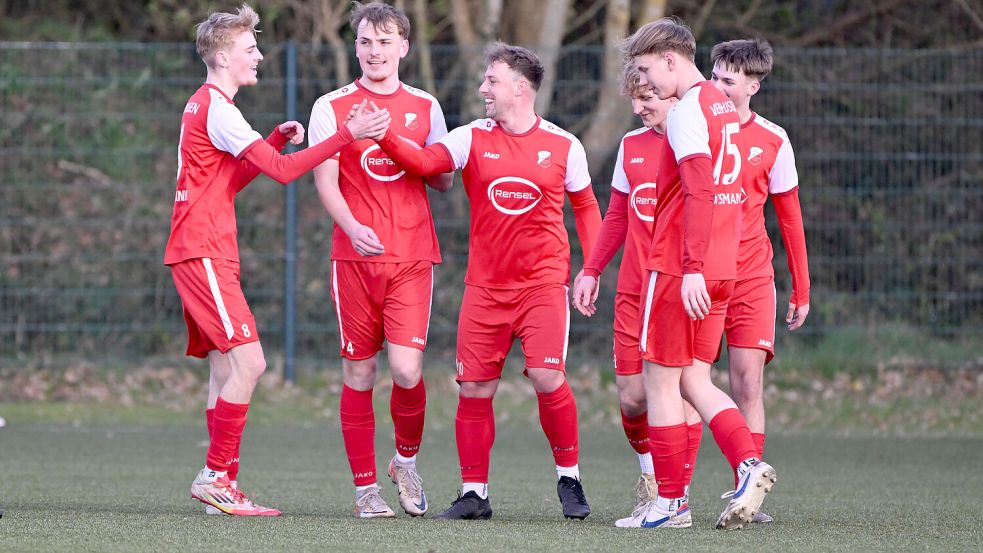 Sechs Treffer feierten die Veenhuser in Holtriem bereits vor der Pause. Fotos: Jens Doden/Blomberg