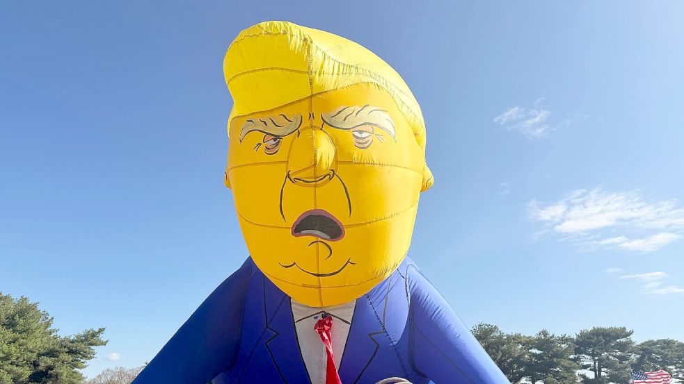 No-Kings-Demonstrationen in den USA: Gegner der aktuellen US-Regierung mit einem buchstäblich aufgeblasenen Donald Trump. Foto: Anna Ringle/dpa