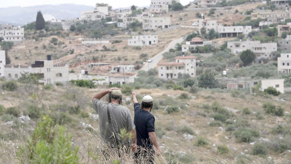 Immer wieder kommt es zu Gewalt israelischer Siedler gegen Palästinenser und ihren Besitz. (Archivbild) Foto: Maya Alleruzzo/AP/dpa