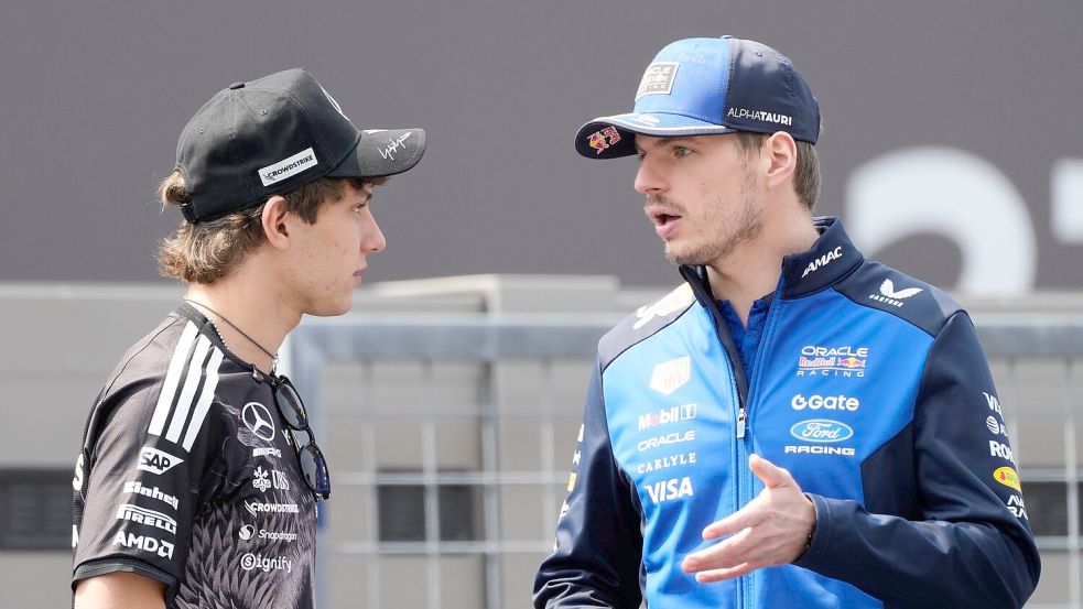 Red-Bull-Star Max Verstappen (r) fährt derzeit weit hinter Kimi Antonelli her. Foto: Eugene Hoshiko