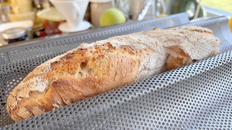 Beim Backen nützlich: ein Baguette-Blech. Gibt es für kleines Geld im Handel. Foto: Carmen Leonhard