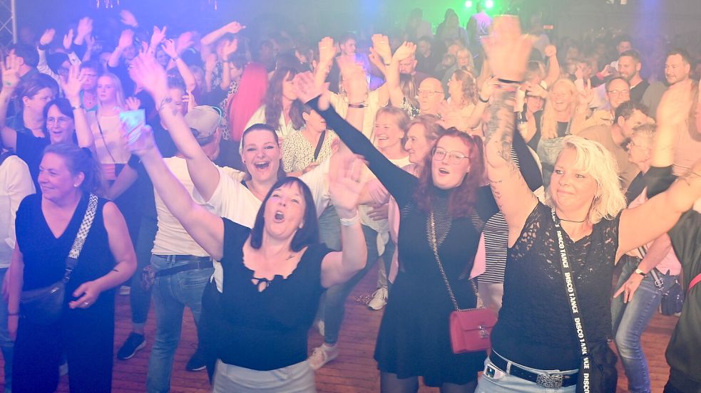 Am Freitagabend steigt auf dem Ostrhauderfehner Schützenfest traditionell die Zeltfete – hier ein Bild aus dem Jahr 2025. Nun plant der Schützenverein für den Nachmittag zuvor mit einem neuen Programmpunkt. Foto: Archiv/Holger Weers