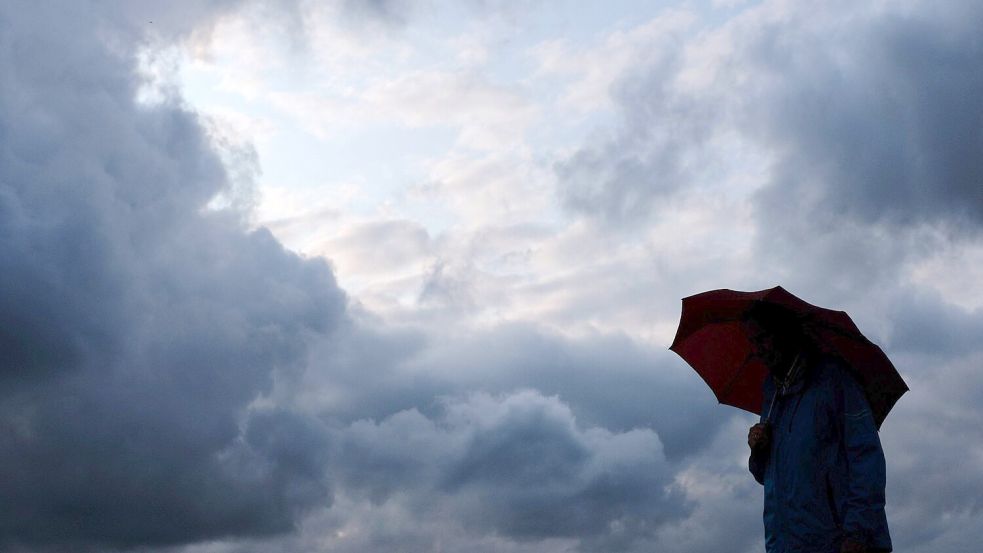 Die Stadt Osnabrück hat am Montagnachmittag eine amtliche Gewitterwarnung ausgegeben. Die Wetterfront nähert sich von Nordwesten. Foto: dpa-Bildfunk / Martin Gerten