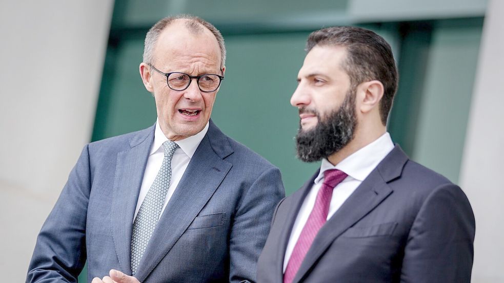 Syriens Übergangspräsident al-Scharaa (r.) holt seinen verschobenen Besuch in Berlin nach. Foto: Kay Nietfeld/dpa