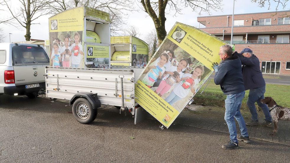 Mit vereinten Kräften transportierten Ludger Thedering (links) und Edmund Eilers vom Aktionskreis Pater Beda die Altkleidercontainer vom Standort am Schul- und Sportzentrum in Barßel ab. Foto: Hans Passmann