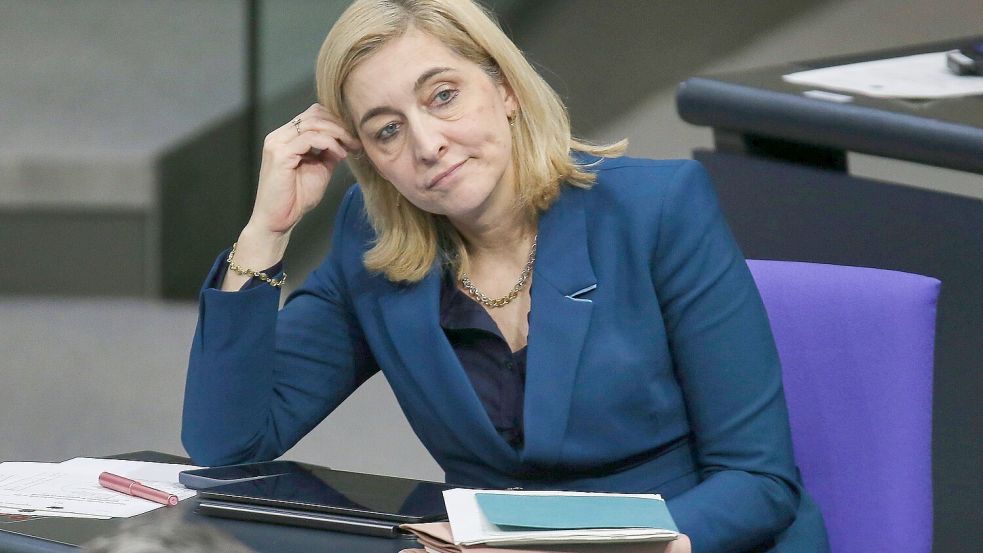 Bundesgesundheitsministerin Nina Warken hat die schwierige Aufgabe, eine weitere Explosion der Krankenkassenbeiträge zu verhindern, ohne das Land gegen sich aufzubringen. Foto: IMAGO/dts Nachrichtenagentur