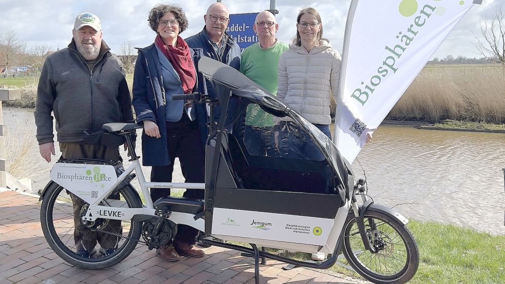 Freuen sich über das zweite Elektro-Lastenrad in Jemgum: Uwe Brodkorb, Paddel-und-Pedalstation Jemgum-Ditzum, Mira Hohmann von der Nationalparkverwaltung Niedersächsisches Wattenmeer, Bürgermeister Hans-Peter Heikens, Anton Scholtalbers von ostfriesenfiets.de und Insa Bruhns, Fachbereichsleitung Tourismus bei der Gemeinde Jemgum. Foto: Anja Liebenberg/Gemeinde Jemgum