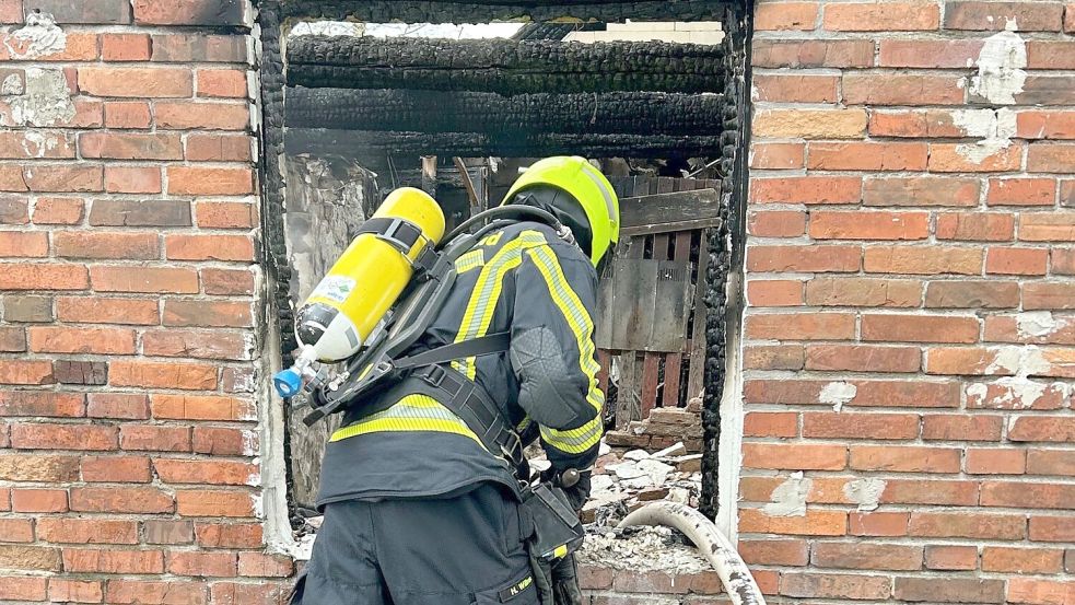 Bei Nachlöscharbeiten an der ausgebrannten Moorkate in Leezdorf sind Mitglieder der Brookmerlander Feuerwehr von einem Radfahrer behindert und beleidigt worden. Foto: Feuerwehr, Justin Herzig