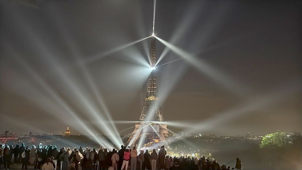 Etliche Menschen verfolgten die Ankündigung am Pariser Eiffelturm. Foto: Rachel Sommer/dpa
