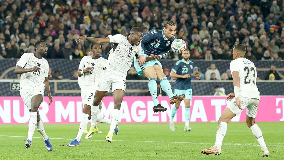Leroy Sané bei der gekonnten Kopfballvorlage vor dem 2:1 von Deniz Undav. Foto: Christian Charisius/dpa