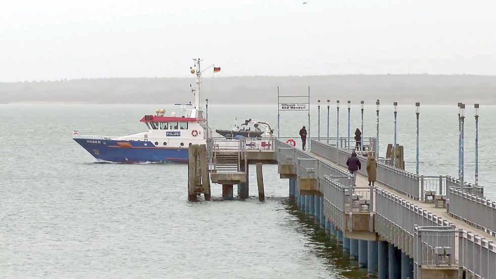 Die Einsatzkräfte suchen den Wal seit dem Morgen wieder von Wasser aus. Foto: Stefan Tretropp/dpa