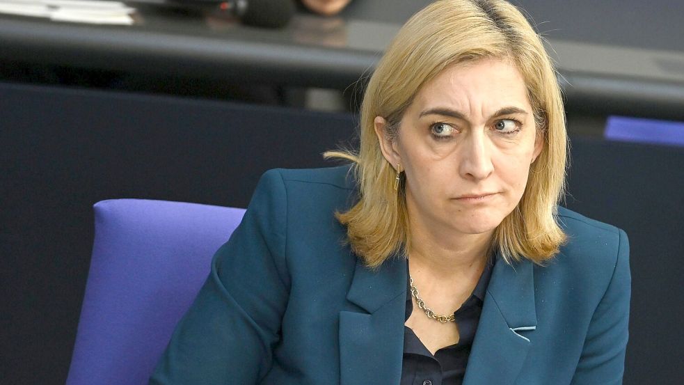 Die von Gesundheitsministerin Nina Warken (CDU) eingesetzte Kommission hat einen Bericht mit 66 Empfehlungen vorgelegt, die für nächstes Jahr ein Volumen von bis zu 42 Milliarden Euro ausmachen könnten. Foto: dpa/Lilli Förter