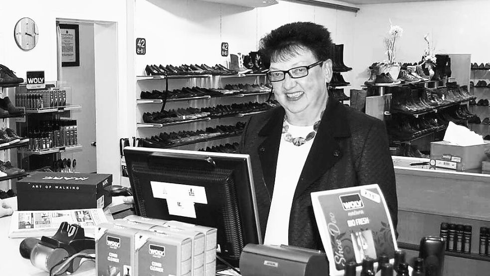 So werden viele Annelene Laing in Erinnerung behalten: Als Leiterin des Schuhgeschäfts Laing in Strücklingen. Foto: Archiv/Kruse