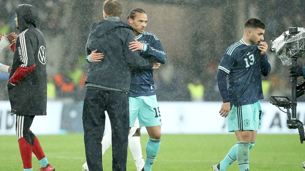 Bundestrainer Nagelsmann umarmt Leroy Sané, Deniz Undav (r.) geht vom Platz. Foto: Christian Charisius/dpa