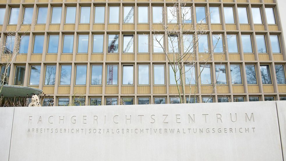 Das Arbeitsgericht Osnabrück: Hier soll nun am Donnerstag, 2. April, das Urteil im Streit zwischen dem VfL Osnabrück und seinen beiden Ex-Trainern Marco Antwerpen und Frank Döpper fallen. Foto: Philipp Hülsmann