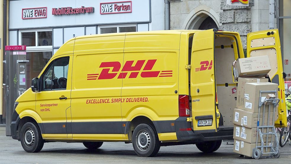 Raus mit den Paketen und ab zu den Empfängern: ein DHL-Transporter im Einsatz. (Archivbild) Foto: Martin Schutt