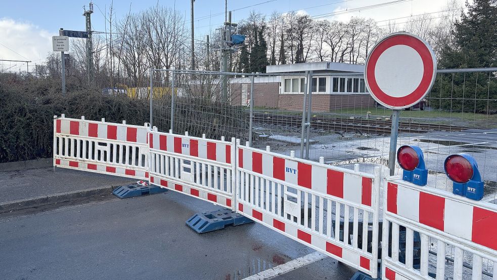 Der Bahnübergang Deichstraße in Ihrhove bleibt weiterhin voll gesperrt. Foto: Carsten Ammermann