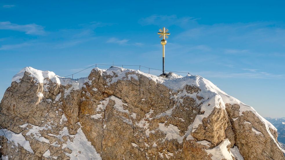 Das Gipfelkreuz auf der Zugspitze. Foto: Peter Kneffel/dpa