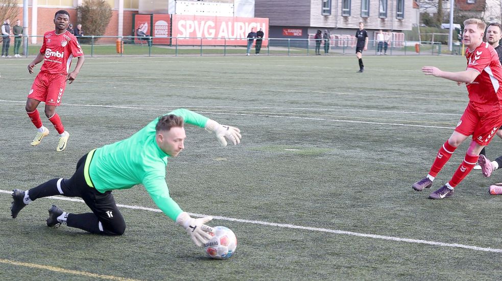 Der Larrelter Trainer Patrick Bygus hechtet seit etlichen Wochen in die Ecken. In dieser Szene pariert er beim Spiel in Aurich einen Schuss des gegnerischen Torjägers Marvn Rothkegel (rechts) in überzeugender Manier. Foto: Gronewold