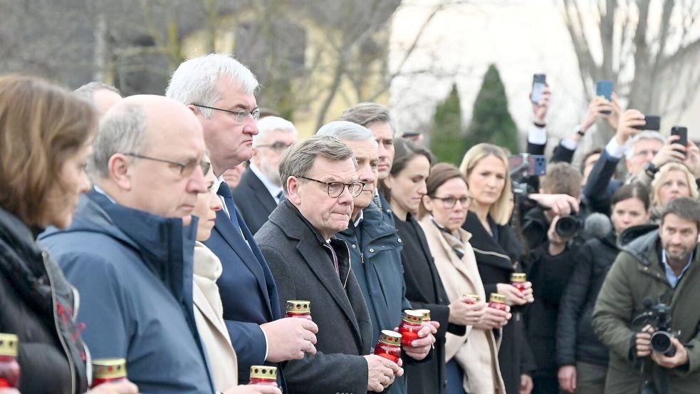 Gedenken an die Opfer von Butscha. Zum Jahrestag der Befreiung der Kleinstadt von russischen Besatzungsgruppen waren Außenminister Johann Wadephul (M., CDU) und zahlreiche andere EU-Spitzenpolitiker in die Ukraine gereist. Foto: Ansgar Haase/dpa
