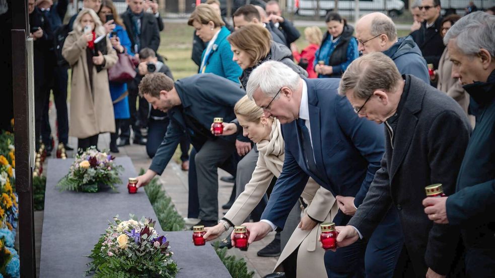 Kerzen und stille Andacht: Am vierten Jahrestag der Befreiung der ukrainischen Kleinstadt Butscha von russischen Besatzungstruppen gedenken Außenminister Johann Wadephul (r., CDU) und andere EU-Spitzenpolitiker gemeinsam mit dem ukrainischen Außenminister Andrij Sybiha (m.) der Opfer. Foto: Eduard Khryzhanivsky