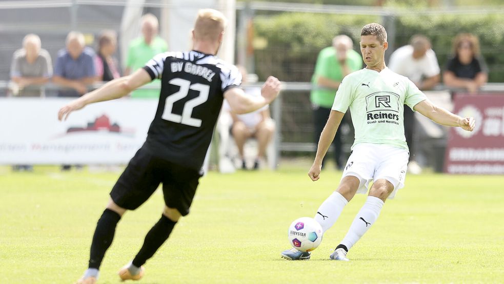 Henning Röbke (am Ball) wird nicht mehr im Firrel-Trikot auflaufen. Foto: Jens Doden/ Emden