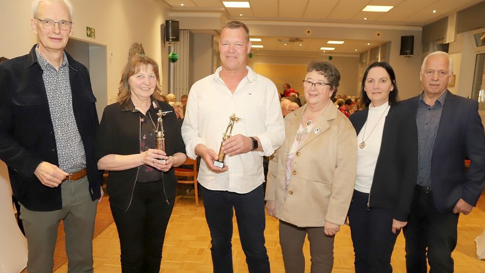 Als Schützen des Jahres zeichneten Johannes Wilke (links) sowie (von rechts) Heinz Felgenhauer, Anja Gröneweg und Maria Eilers vom Vorstand des Schützenkreises die Sportschützen Maria Windt (2. von links) aus Gehlenberg und Conrad Fugel aus Strücklingen aus. Foto: Hans Passmann