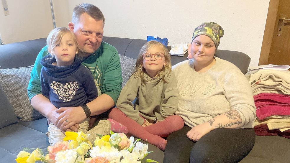 Händeringend auf der Suche nach einer Wohnung sind Jörg Wendt und Maja Wendt-Augustin aus Sustrum-Moor im Kreis Emsland mit den Kindern Harmony (links) und Spencer. Fotos: Gerd Schade