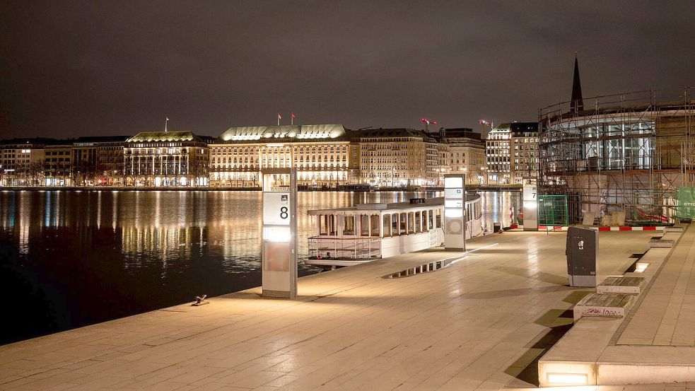 Nach dem Angriff in einer Altonaer Einkaufspassage flüchtete der Wolf nach Angaben der Umweltbehörde zur Binnenalster. Foto: Daniel Bockwoldt