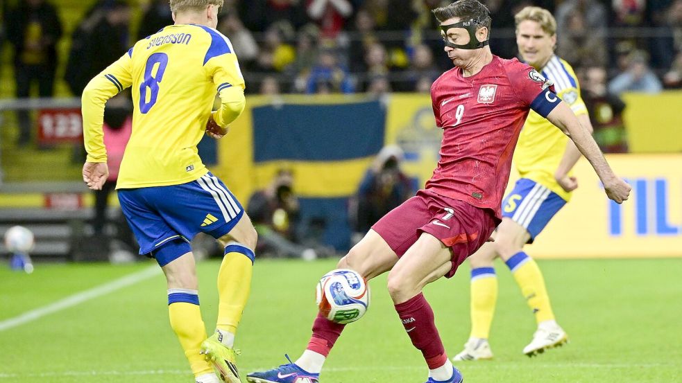 Lewandowski spielte in Stockholm mit Gesichtsmaske. Foto: Jonas Ekströmer/TT/TT NEWS AGEN