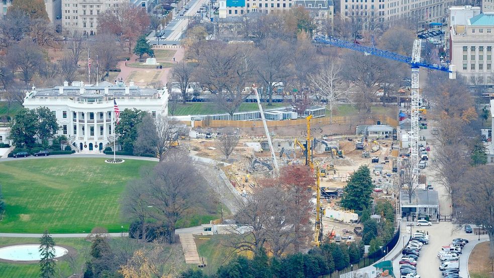 Der Ostflügel des Weißen Hauses musste dem Projekt bereits weichen. (Archivbild) Foto: Pablo Martinez Monsivais/AP/dpa