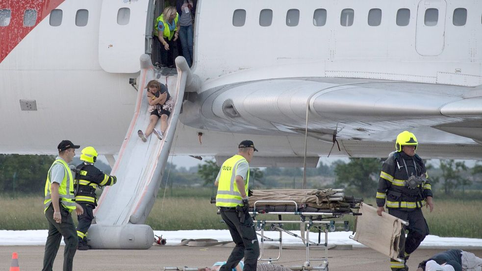 Eigentlich sollen Flugzeug-Evakuierungen maximal 90 Sekunden dauern. (Archivbild) Foto: Pavel Neubauer/TASR/dpa