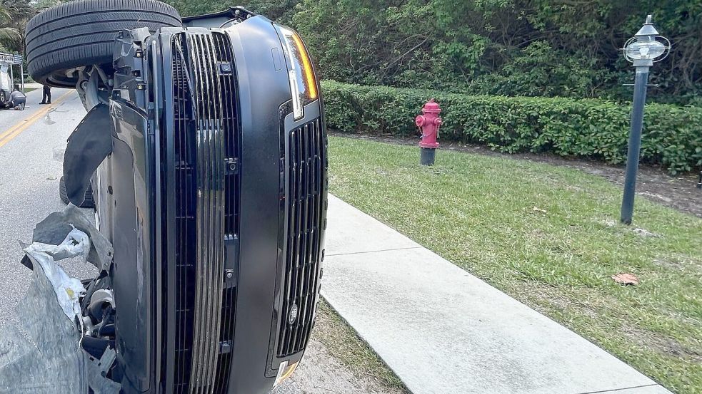 Der Wagen von Tiger Woods hatte sich bei dem Unfall überschlagen. Foto: Uncredited