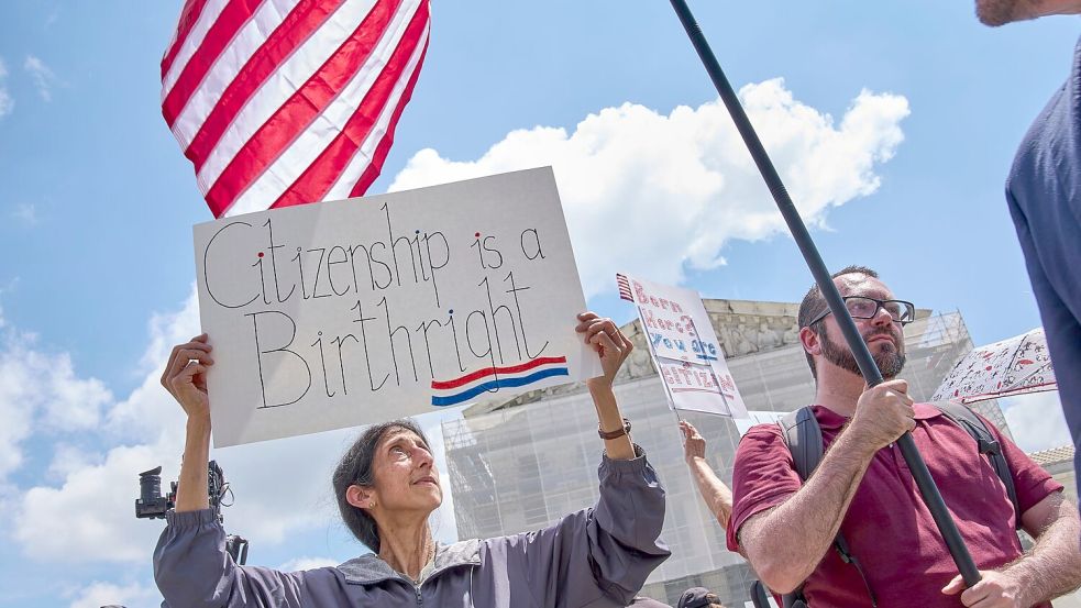 Gegner einer Änderung des US-Geburtsrechts demonstrieren. (Archivbild) Foto: Jacquelyn Martin/AP/dpa
