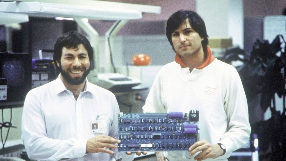 1976: Das erste Apple-Produkt - der Apple I - wurde von Steve Wozniak (l) entworfen. Rechts: Steve Jobs. Foto: picture alliance / dpa