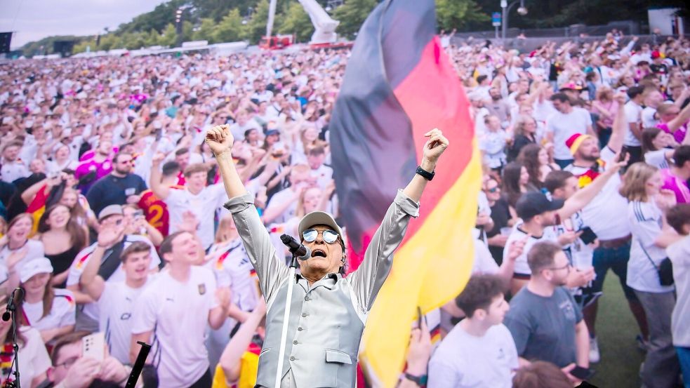 Public Viewing in der Nacht? Deutsche WM-Fans müssen mitunter lange wach bleiben. (Archivbild) Foto: Christoph Soeder/dpa