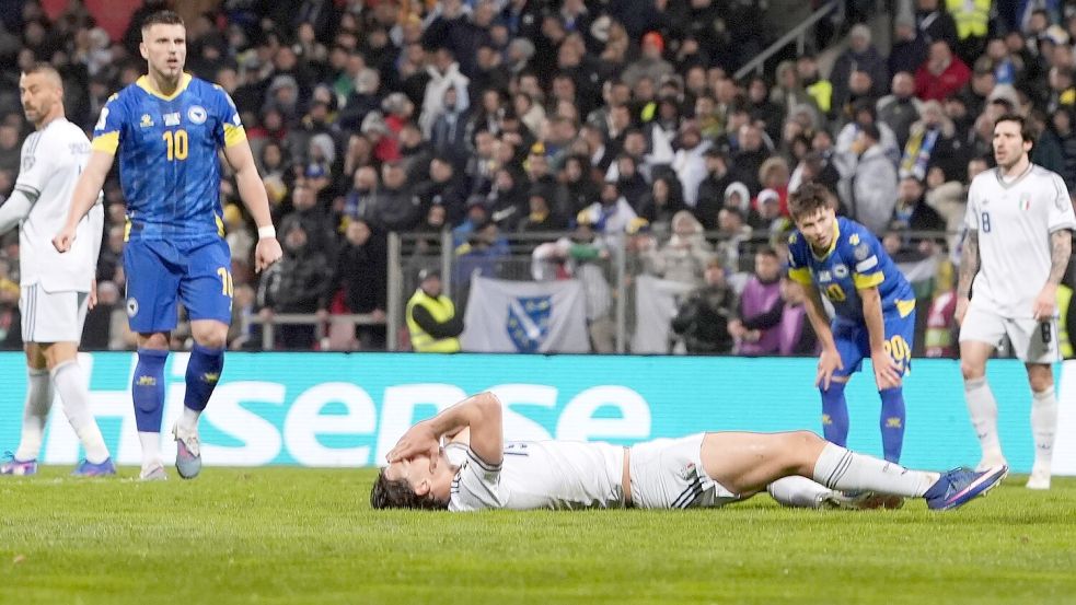 Italiens Fußball liegt nach dem Playoff-Aus am Boden - so wie hier Pio Esposito. Foto: Fabio Ferrari/LaPresse/AP/dpa