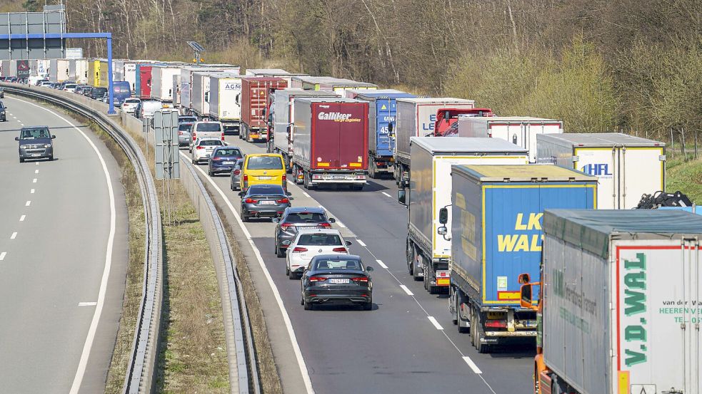 In den Osterferien stockt der Verkehr vor allem auf dem Autobahnen, doch auch im Großraum Osnabrück sind die Straßen besonders ausgelastet. Foto: IMAGO/Fotostand / Reiss