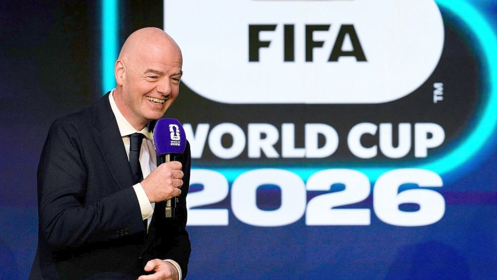 FIFA-Präsident Gianni Infantino verglich die WM-Spiele mit „104 Super Bowls“. (Archivbild) Foto: Chris Carlson/AP/dpa